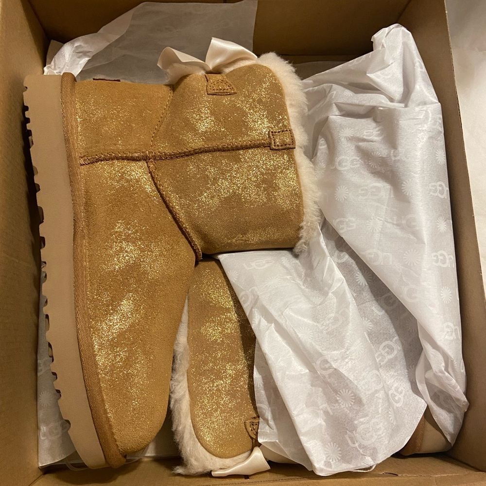 NEW IN BOX! UGG Mini Bailey Bow Glimmer Boots